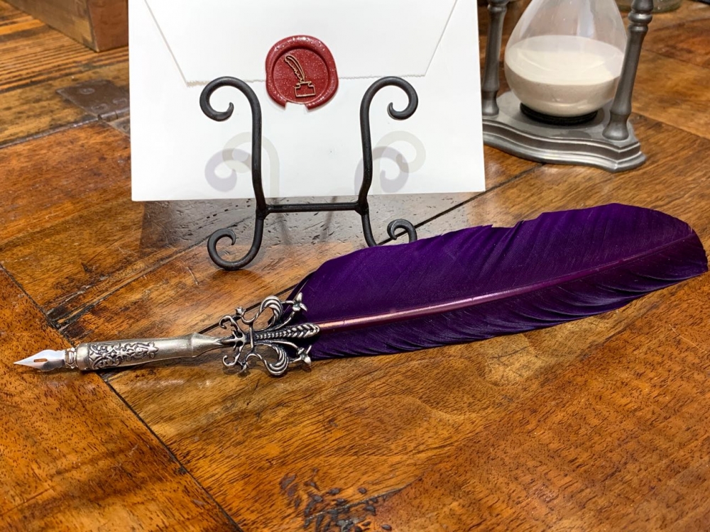 Bild 1 von Schreibfeder violett mit Lilie am Zinngriff Gänsekiel