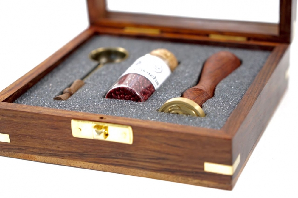 Bild 1 von Siegel-Set in edler Holzkiste mit Glasdeckel Siegel A-Z Siegellöffel & Siegellack  / (Buchstabe) Q