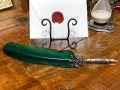 Bild 1 von Schreibfeder dunkelgrün mit Lilie am Zinngriff Gänsekiel