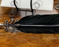 Bild 2 von Schreibfeder schwarz mit Lilie am Zinngriff Gänsekiel