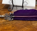 Bild 2 von Schreibfeder violett mit Lilie am Zinngriff Gänsekiel