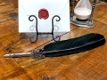 Schreibfeder schwarz mit Lilie am Zinngriff Gänsekiel